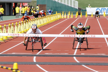 共に世界新を記録したマニュエラ・シャー選手(左)と土田和歌子選手(右)