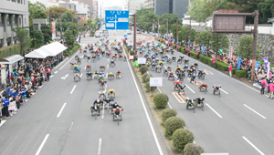 県庁前から一斉にスタート