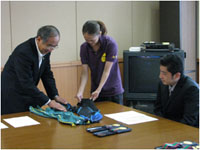 知事と児玉選手の様子