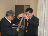 知事と荒選手の様子